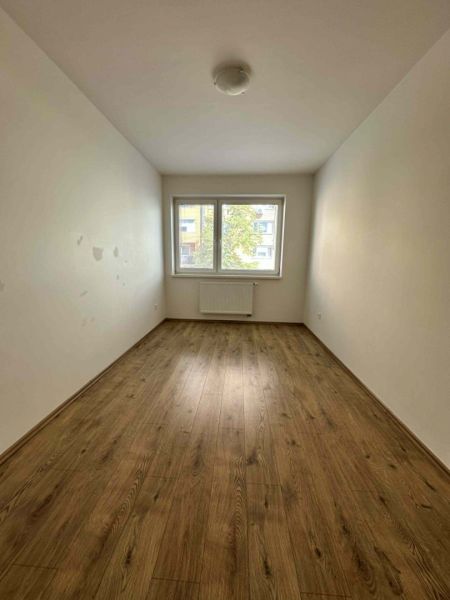 NA PREDAJ MODERNÝ 3-IZBOVÝ BYT S TERASOU V CENTRE DUNAJSKEJ STREDY – P - Izba s podlahou s dreveným dekorom a oknom v 3-izbovom byte.