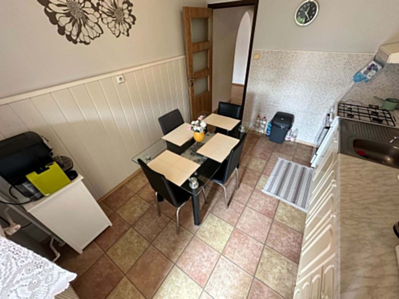Na predaj kompletne zariadený 3 izbový byt s klimatizáciou aj s balkón - Kuchyňa v 3-izbovom byte s jedálenským stolom a nástennými dekoráciami.