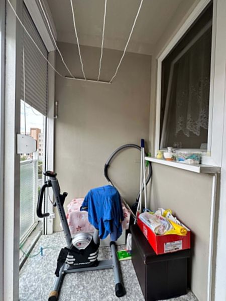 Na predaj kompletne zariadený 3 izbový byt s klimatizáciou aj s balkón - Balkón 3-izbového bytu s posilňovacím strojom a sušiakom na prádlo.