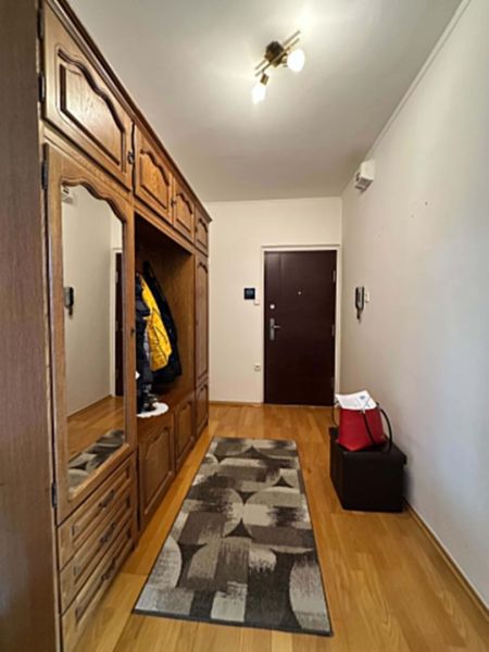 Na predaj kompletne zariadený 3 izbový byt s klimatizáciou aj s balkón - Vstupná hala v 3-izbovom byte s veľkou skriňou a podlahou s dreveným dekorom.