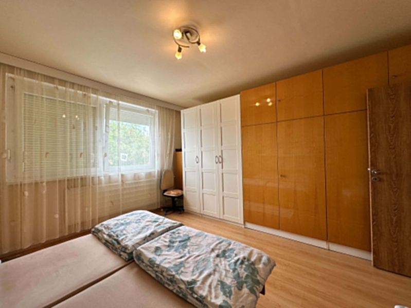 Na predaj kompletne zariadený 3 izbový byt s klimatizáciou aj s balkón - Spálňa s veľkou skriňou a posteľou, podlaha s dreveným dekorom v 3-izbovom byte.