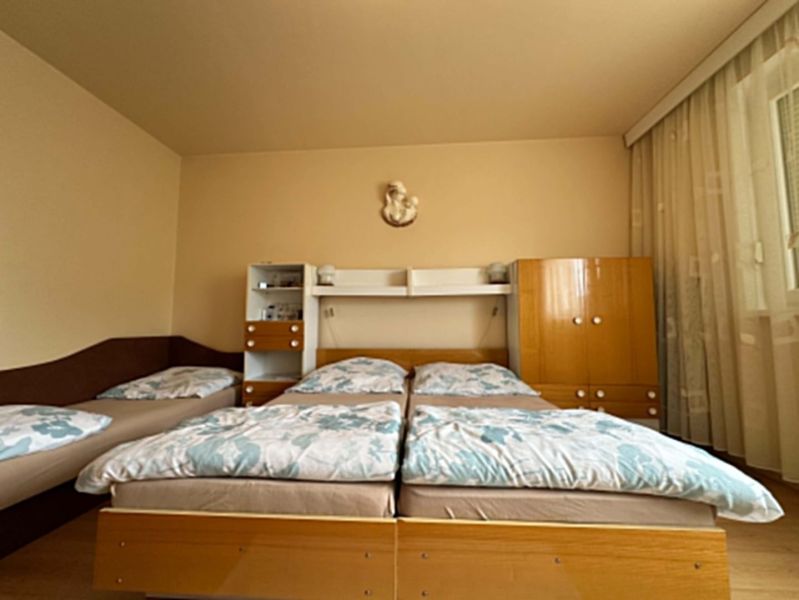 Na predaj kompletne zariadený 3 izbový byt s klimatizáciou aj s balkón - Izba s tromi posteľami a skriňou, jednoduché zariadenie, 3-izbový byt.