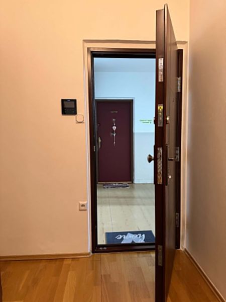 Na predaj kompletne zariadený 3 izbový byt s klimatizáciou aj s balkón - Vstupné dvere v 3-izbovom byte s podlahou s dreveným dekorom.