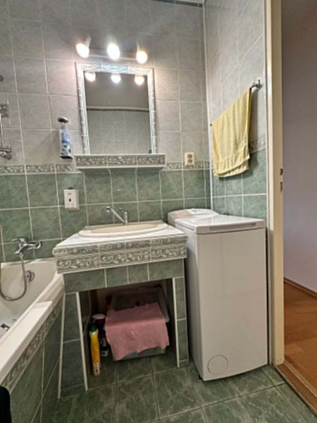 Na predaj kompletne zariadený 3 izbový byt s klimatizáciou aj s balkón - Kúpeľňa s kachličkami, umývadlom, zrkadlom a práčkou v 3-izbovom byte.