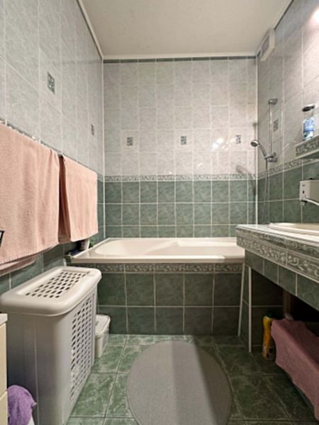 Na predaj kompletne zariadený 3 izbový byt s klimatizáciou aj s balkón - Kúpeľňa v 3-izbovom byte s vaňou, kachličkami a košom na bielizeň.