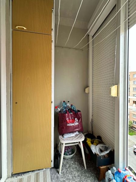 Na predaj kompletne zariadený 3 izbový byt s klimatizáciou aj s balkón - Balkón v 3-izbovom byte s úložným priestorom a recyklovanými fľašami.