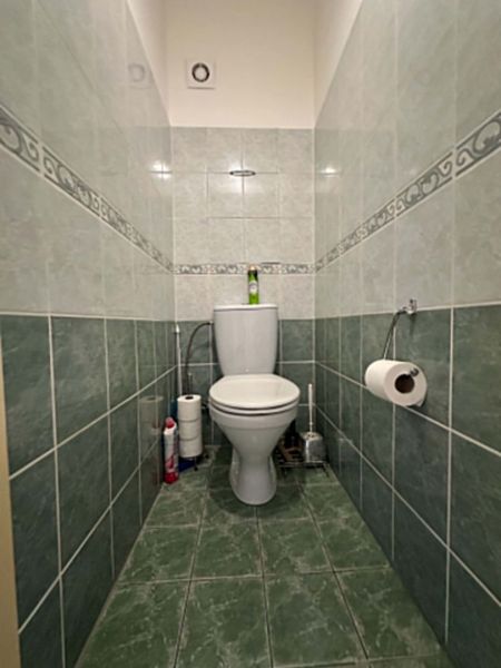 Na predaj kompletne zariadený 3 izbový byt s klimatizáciou aj s balkón - Zeleno vyložená kúpeľňa v 3-izbovom byte s WC a hygienickými potrebami.