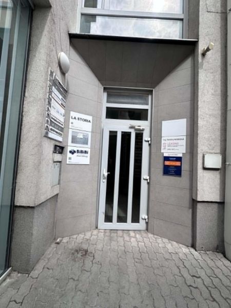 Na prenájom menšia  kancelária v centre mesta DS - 12,94 m2 - Vstup do kancelárií v meste Dunajská Streda so súčasťou reklamných tabúľ.