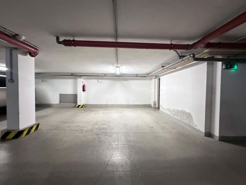 Na prenájom menšia  kancelária v centre mesta DS - 12,94 m2 - Podzemné parkovisko s betónovým povrchom a červenými potrubiami v kancelárskych priestoroch Dunajskej Stredy.