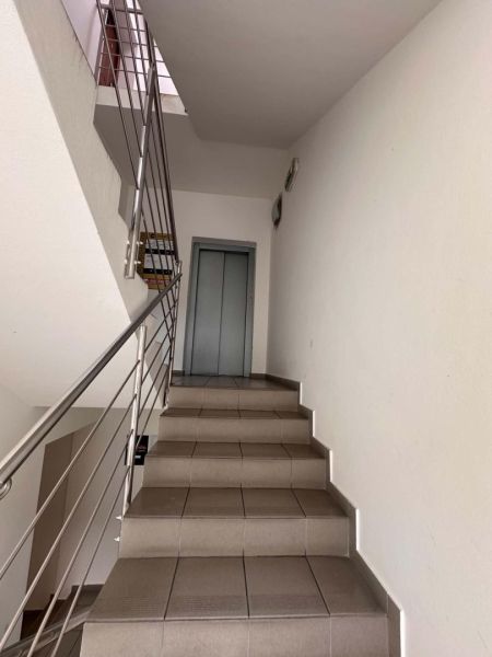 Na prenájom menšia  kancelária v centre mesta DS - 12,94 m2 - Schodisko v kanceláriách s výťahom a keramickou dlažbou.