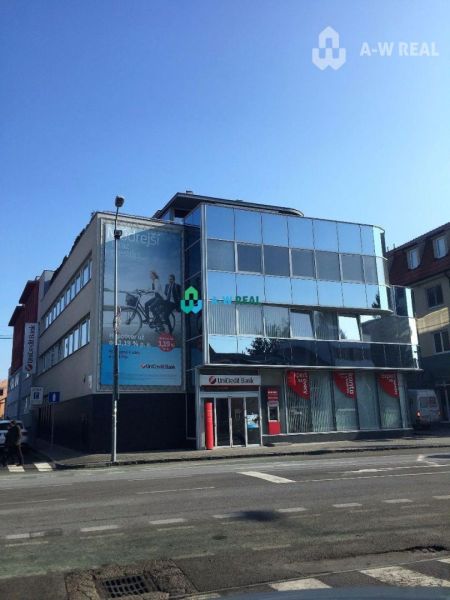 Na prenájom menšia  kancelária v centre mesta DS - 12,94 m2 - Budova so sklenenou fasádou určená pre kancelárie v Dunajskej Strede.