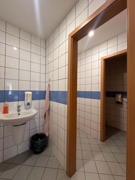 Na prenájom menšia  kancelária v centre mesta DS - 12,94 m2 - Toaleta v kanceláriách s obkladačkami a modrou dekoratívnou lištou.