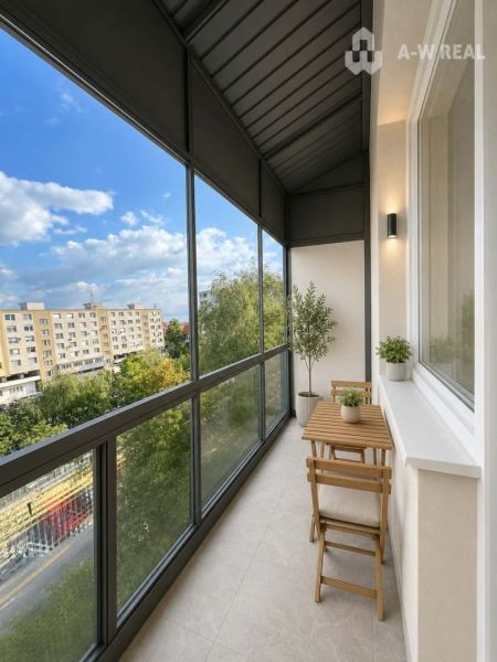 119 000,- €   ZNÍŽENÁ  CENA  Na predaj 3 izbový byt v Dunajskej Strede - Zasklený balkón v 3-izbovom byte s dreveným nábytkom a rastlinami, výhľad na ulicu Dunajská.