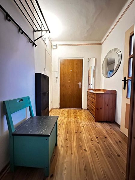 119 000,- €   ZNÍŽENÁ  CENA  Na predaj 3 izbový byt v Dunajskej Strede - Chodba s podlahou s dreveným dekorom, zrkadlom a úložným priestorom v 3-izbovom byte.