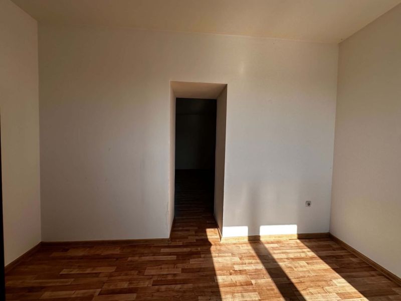 Na predaj 2-izb. byt v dvojdome (110 m²) v štandarde s krbom – Možnosť - Svetlá miestnosť s podlahou s dreveným dekorom v rodinnom dome.
