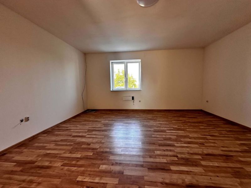 Na predaj 2-izb. byt v dvojdome (110 m²) v štandarde s krbom – Možnosť - Izba v rodinnom dome so svetlou stenou a podlahou s dreveným dekorom.