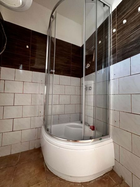 Na predaj 2-izb. byt v dvojdome (110 m²) v štandarde s krbom – Možnosť - Sprchový kút s oblúkovou kabínou a keramickým obkladom v kúpeľni rodinného domu.