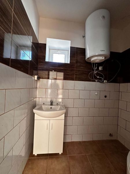 Na predaj 2-izb. byt v dvojdome (110 m²) v štandarde s krbom – Možnosť - Kúpeľňa v Rodinnom dome s umývadlom, bojlerom a dlaždicami.