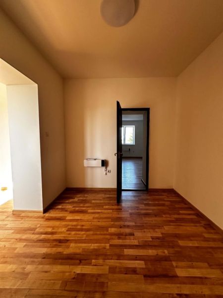 Na predaj 2-izb. byt v dvojdome (110 m²) v štandarde s krbom – Možnosť - Miestnosť v Rodinnom dome s podlahou s dreveným dekorom a otvorenými dverami.