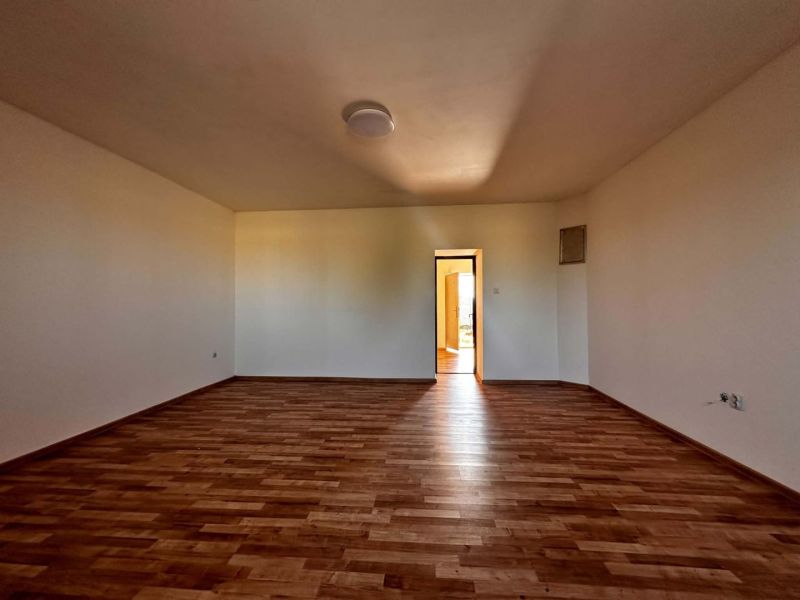 Na predaj 2-izb. byt v dvojdome (110 m²) v štandarde s krbom – Možnosť - Priestranná izba s podlahou s dreveným dekorom v rodinnom dome.