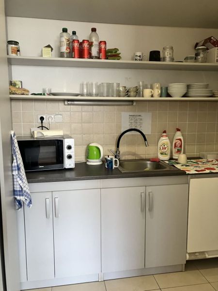 Prenájom obchodný priestor v centre mesta Dunajská Streda - Kuchynka v obchodných priestoroch s mikrovlnkou, riadmi a policami s nápojmi.