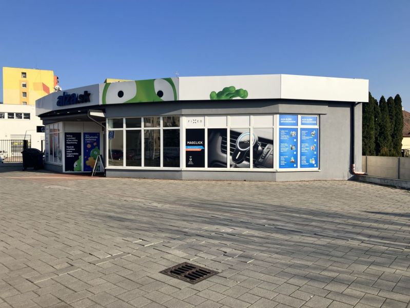 Prenájom obchodný priestor v centre mesta Dunajská Streda - Obchodné priestory v Dunajskej Strede s moderným exteriérom a veľkými sklenenými výkladmi.