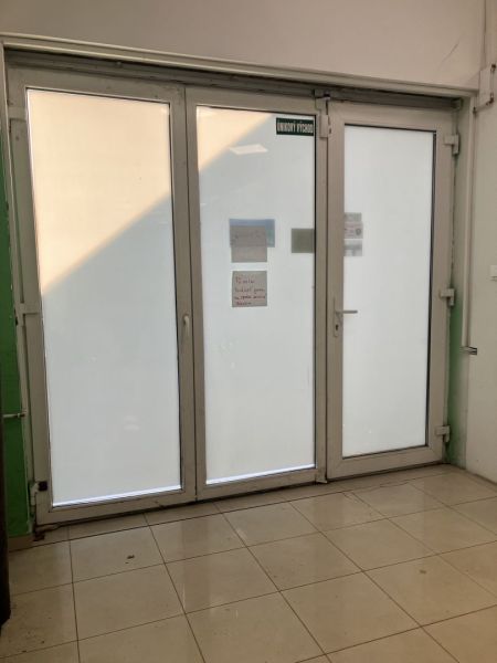 Prenájom obchodný priestor v centre mesta Dunajská Streda - Dvere s nápisom 