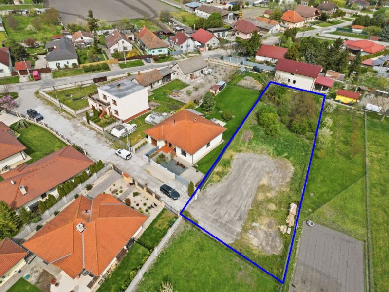 Na predaj stavebný pozemok v obci Horná Potôň - Pozemok na bývanie v Hornej Potôni obklopený domami a zeleňou.