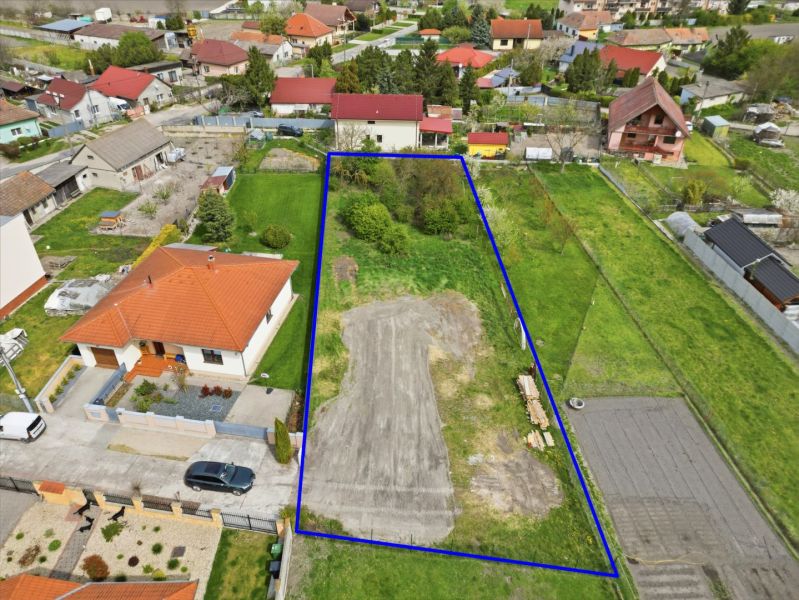 Na predaj stavebný pozemok v obci Horná Potôň - Pozemky - bývanie v Hornej Potôni s vyznačenou parcelou, obklopené rodinnými domami.