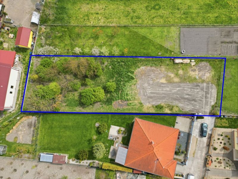 Na predaj stavebný pozemok v obci Horná Potôň - Trávnatý pozemok v Hornej Potôni vhodný na bývanie, obklopený susednými pozemkami a budovami.