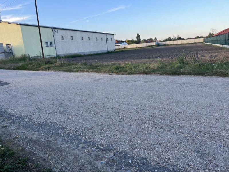ZNÍŽENÁ CENA! Veľký, 2038 m2 stavebný pozemok v Holiciach! - Cesta a priľahlé pozemky na bývanie v Holiciach, viditeľný skladový objekt.