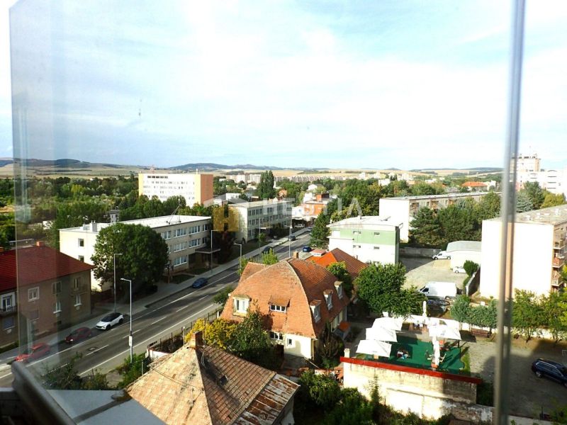 Moderný 3-izbový byt s lodžiou po rekonštrukcii - Výhľad z 3-izbového bytu v Senici ukazuje mestskú ulicu a okolité budovy.