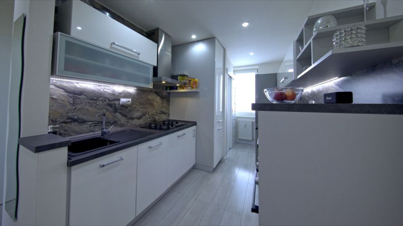 Na predaj 3 izbový byt, Trieda SNP, Terasa - Kuchyňa v 3-izbovom byte s modernou linkou, skrinkami a podlahou s dreveným dekorom.