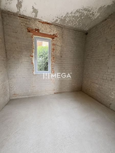 Na predaj rodinný dom v obci Nacina Ves - Surová miestnosť v rodinnom dome so sivou podlahou a odkrytými tehlami.