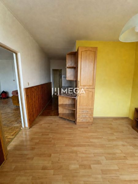 Na predaj 3 izbový byt s balkónom na Sidl.III v Humennom - Interiér 3-izbového bytu s podlahou s dreveným dekorom a dreveným obložením stien.