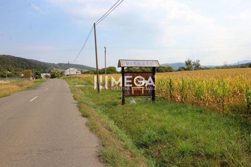 Na predaj pozemok na výstavbu v obci Ptičie, exkluzívne! - Krajina s cestou a poľom v Ptičí, na ulici Ptičie, Pozemky - bývanie.