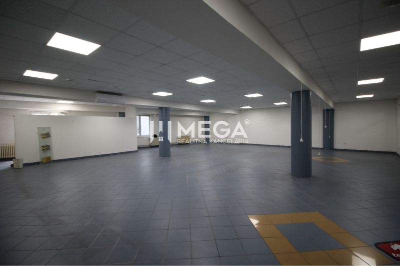 Na prenájom - priestor 185 m2 v centre mesta Humenné - Obchodné priestory s keramickou podlahou a stropnými panelmi, prázdny a otvorený priestor.