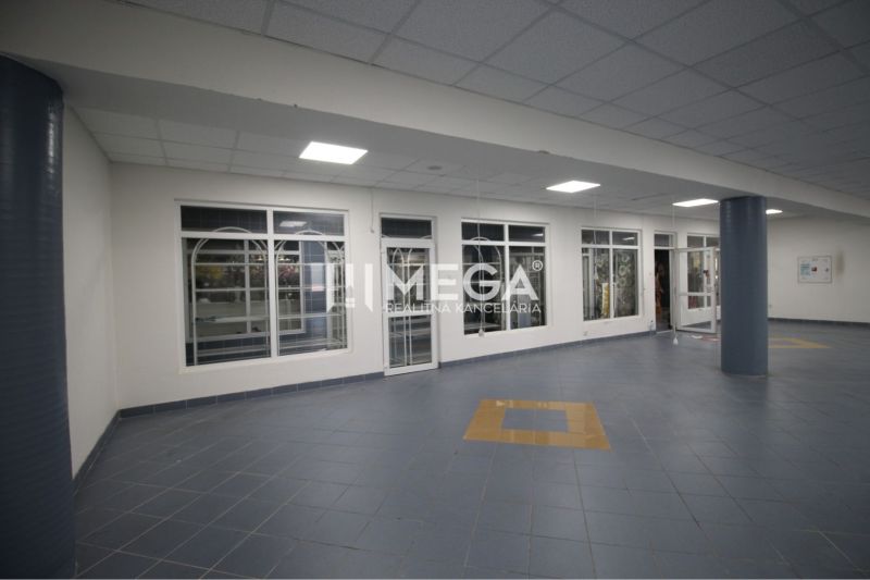 Na prenájom - priestor 185 m2 v centre mesta Humenné - Obchodné priestory s presklenými dverami a modrými dlaždicami, podlaha s dekorom.