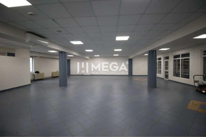 Na prenájom - priestor 185 m2 v centre mesta Humenné - Priestranné obchodné priestory s tmavou dlažbou a podhľadovým stropom, vhodné pre podnikanie.