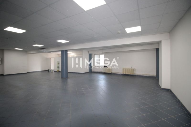 Na prenájom - priestor 185 m2 v centre mesta Humenné - Interiér obchodných priestorov s tmavosivou podlahou a bielymi stenami.