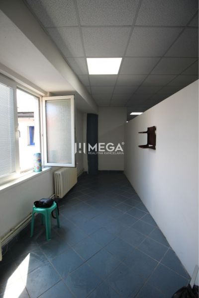 Na prenájom - priestor 185 m2 v centre mesta Humenné - Úzka miestnosť s modrou dlažbou a veľkým oknom v obchodných priestoroch.