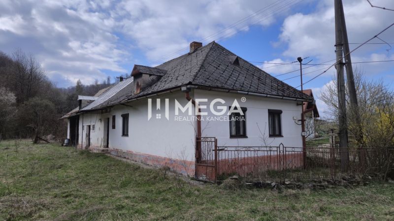 NA PREDAJ - Starší dom s veľkým pozemok v obci Čabiny - Rodinný dom v Čabinách, ulica Čabiny, s tradičnou architektúrou a okolitou prírodou.
