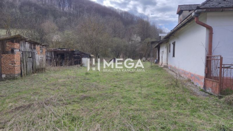 NA PREDAJ - Starší dom s veľkým pozemok v obci Čabiny - Rodinný dom v Čabinách s priľahlými hospodárskymi budovami na pozemku obklopenom prírodou.