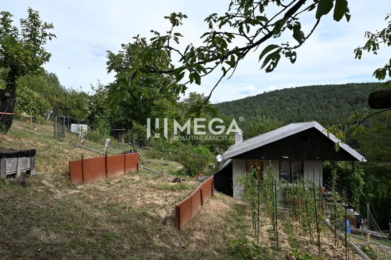 PREDAJ ZÁHRADNEJ CHATKY s POZEMKOM (oblasť POKROK) - Chata na ulici Pokrok v Humennom, obklopená zeleňou a záhradou na svahu.