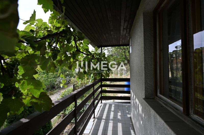 PREDAJ ZÁHRADNEJ CHATKY s POZEMKOM (oblasť POKROK) - Balkón chaty na ulici Pokrok v Humennom, s popínavými rastlinami a okolitou prírodou.