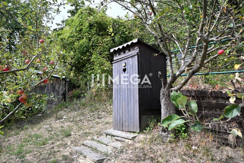 PREDAJ ZÁHRADNEJ CHATKY s POZEMKOM (oblasť POKROK) - Drevená latrína a jablone pri chate na Pokroku v Humennom.