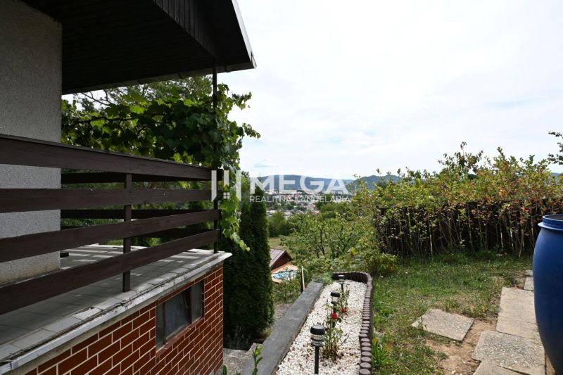 PREDAJ ZÁHRADNEJ CHATKY s POZEMKOM (oblasť POKROK) - Chata na ulici Pokrok v Humennom s terasou a výhľadom na okolitú krajinu.