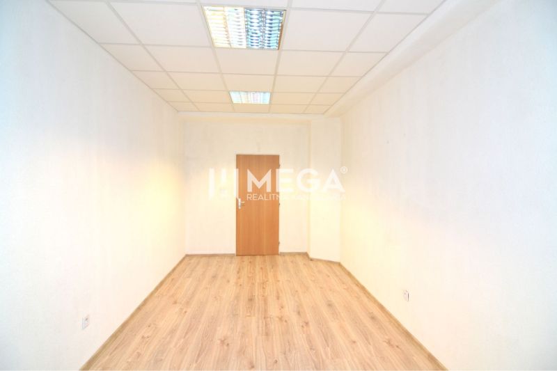 NA PRENÁJOM POSLEDNÉ VOĽNÉ kancelárie v centre mesta – 17,5 m² - Kancelária s podlahou s dreveným dekorom, bielymi stenami a stropným osvetlením.