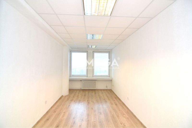 NA PRENÁJOM POSLEDNÉ VOĽNÉ kancelárie v centre mesta – 17,5 m² - Jasné kancelárie s podlahou s dreveným dekorom, bielymi stenami a stropnými svietidlami.