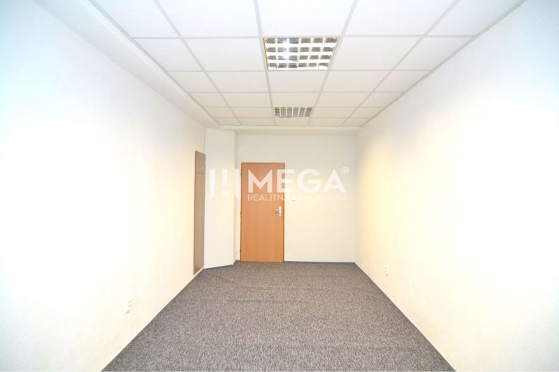 NA PRENÁJOM POSLEDNÉ VOĽNÉ kancelárie v centre mesta – 17,5 m² - Kancelária s bielymi stenami, kazetovým stropom a kobercom na podlahe.